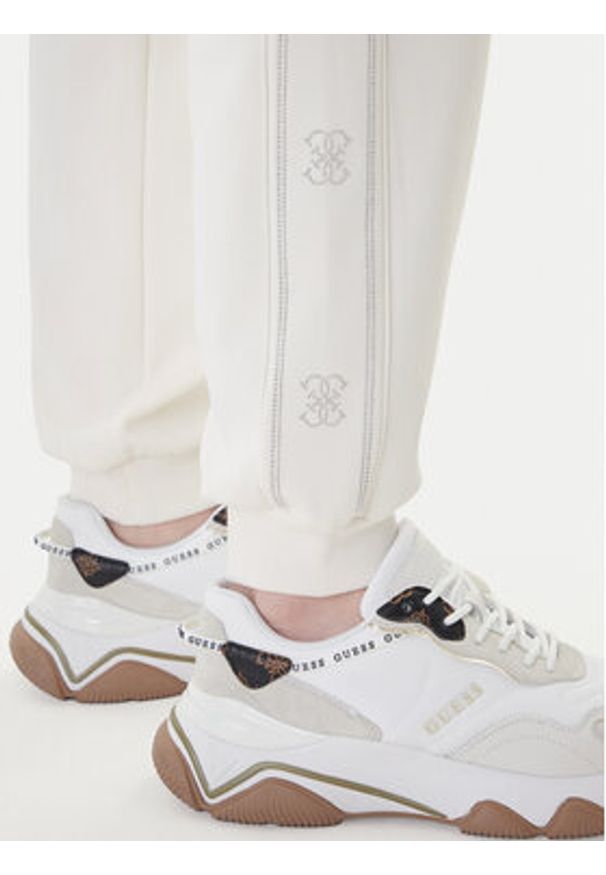 Guess Spodnie dresowe V5BB23 KCX22 Biały Regular Fit. Kolor: biały. Materiał: syntetyk