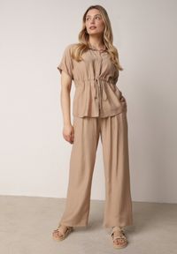 Born2be - Beżowy Wiskozowy Komplet Spodnie i Bluzka Koszulowa z Wiązaniem w Talii Irinryss. Kolor: beżowy. Materiał: wiskoza #1
