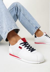 Born2be - Biało-Czerwone Sneakersy Sznurowane Atheleta. Okazja: na co dzień. Kolor: biały. Sport: fitness #1
