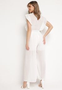 Born2be - Biały Plisowany Kombinezon z Szerokimi Nogawkami i Wiązanym Paskiem Audra. Okazja: na co dzień. Typ kołnierza: dekolt kopertowy, kołnierz z falbankami. Kolor: biały. Sezon: wiosna, lato. Typ sukienki: plisowane. Styl: casual, elegancki #4