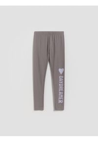 Reserved - Legginsy z napisem - ciemnoszary. Kolor: szary. Materiał: bawełna. Wzór: napisy
