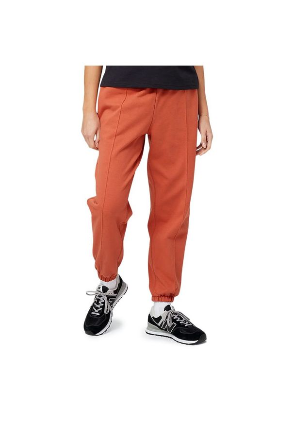 Spodnie New Balance WP23553MHY - brązowe. Kolor: brązowy. Materiał: materiał, bawełna, dresówka, poliester. Wzór: napisy