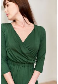 Marie Zélie - Sukienka Rita zielona. Typ kołnierza: dekolt kopertowy. Kolor: zielony. Materiał: wiskoza, dzianina, materiał, elastan, tkanina. Długość rękawa: krótki rękaw. Sezon: jesień. Typ sukienki: proste, kopertowe #4
