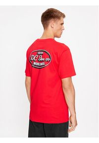 DC T-Shirt Truckin Tees Rqr7 ADYZT05284 Czerwony Regular Fit. Kolor: czerwony. Materiał: bawełna