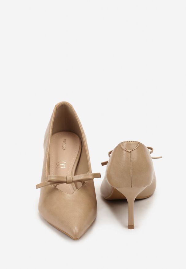 Renee - Ciemnobeżowe Czółenka na Szpilce Vices z Kokardą i Wkładką ze Skóry Naturalnej Rilanisse. Okazja: na co dzień, na spotkanie biznesowe. Kolor: beżowy. Materiał: skóra. Obcas: na szpilce. Styl: biznesowy, klasyczny, casual, elegancki