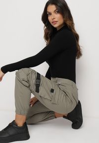 Born2be - Ciemnozielone Spodnie Cargo z Elastycznej Bawełny Irilene. Okazja: na co dzień, na spacer. Kolor: zielony. Materiał: bawełna. Styl: casual, elegancki #5