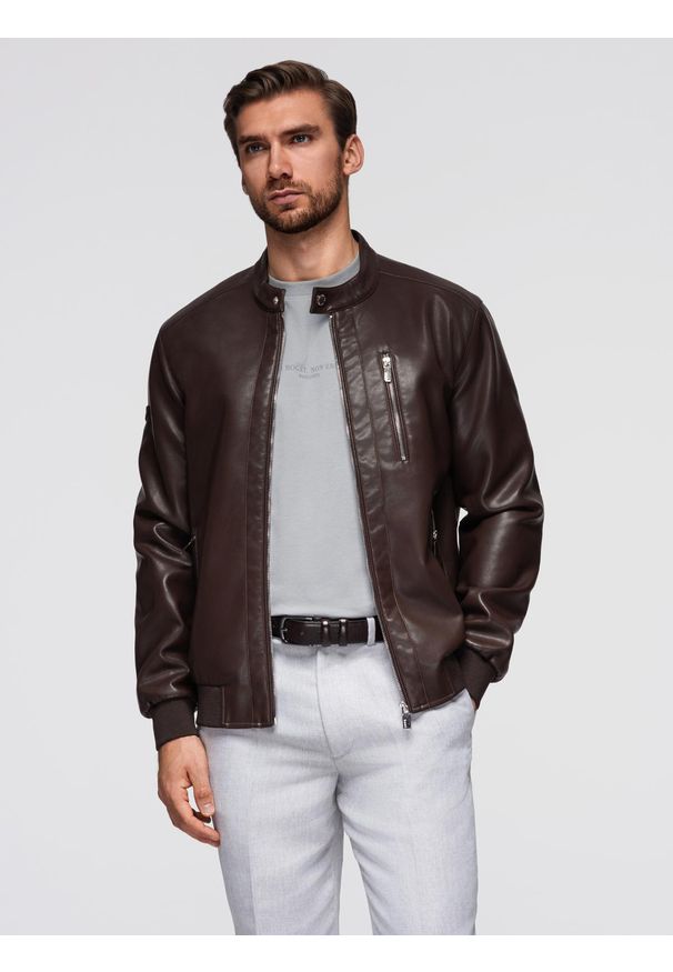 Ombre Clothing - Kurtka męska z imitacji skóry ze stójką - ciemnobrązowa V1 - Rozmiar: M. Typ kołnierza: kołnierzyk stójkowy. Kolor: brązowy. Materiał: skóra. Styl: elegancki