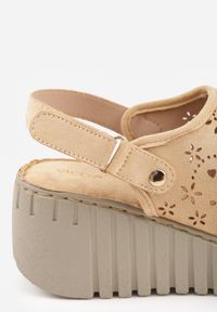 Born2be - Ciemnobeżowe Sandały VICES na Koturnie z Ażurowymi Wycięciami w Kwiaty Salaphis. Okazja: na co dzień. Zapięcie: rzepy. Kolor: beżowy. Materiał: len. Wzór: kwiaty, ażurowy. Sezon: lato. Obcas: na koturnie. Styl: casual #4