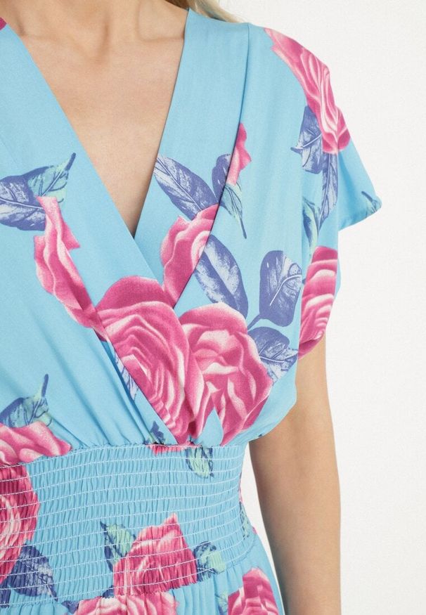 Born2be - Niebieska Kopertowa Sukienka z Bawełną w Kwiaty Tdivana. Okazja: na spacer. Typ kołnierza: dekolt w kształcie V. Kolor: niebieski. Materiał: bawełna. Wzór: kwiaty. Sezon: wiosna, lato. Typ sukienki: kopertowe. Styl: elegancki