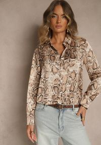 Renee - Brązowa Koszula Vices z Satynowej Tkaniny w Wężowy Print Resmina. Okazja: na spotkanie biznesowe, na co dzień. Kolor: brązowy. Materiał: satyna, tkanina. Długość rękawa: długi rękaw. Długość: długie. Wzór: nadruk. Styl: klasyczny, biznesowy, casual, elegancki
