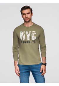 Ombre Clothing - Longsleeve męski z miejskim nadrukiem – oliwkowy V1 - Rozmiar: XL. Kolor: oliwkowy. Materiał: jeans, dzianina, jersey, bawełna. Długość rękawa: długi rękaw. Wzór: nadruk