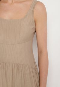 Born2be - Ciemnobeżowa Wiskozowa Sukienka o Rozkloszowanym Kroju Milareina. Okazja: na co dzień. Kolor: beżowy. Materiał: wiskoza. Długość rękawa: długi rękaw. Wzór: aplikacja. Typ sukienki: rozkloszowane. Styl: casual, elegancki #2