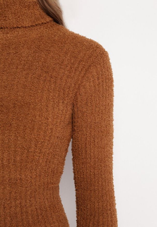 Born2be - Brązowa Prążkowana Sukienka z Golfem Dzianina z Wełną Sedia. Typ kołnierza: golf. Kolor: brązowy. Materiał: dzianina, wełna, prążkowany. Długość rękawa: długi rękaw. Długość: mini