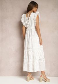 Renee - Biała Haftowana Sukienka z Bawełny z Rozkloszowanym Dołem z Koronką i Falbankami Xirina. Typ kołnierza: kołnierz z falbankami. Kolor: biały. Materiał: bawełna, koronka. Wzór: koronka, haft. Sezon: wiosna, lato. Długość: maxi #4