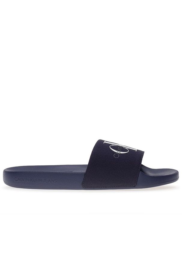 Klapki Calvin Klein Slide Monogram CO YM0YM00061-0GY - granatowe. Okazja: na plażę, na co dzień. Kolor: niebieski. Materiał: materiał. Szerokość cholewki: normalna. Wzór: aplikacja. Sezon: lato. Sport: pływanie