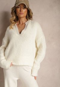 Renee - Jasnobeżowy Sweter z Wełną o Krótkim Kroju z Trójkątnym Dekoltem Savandoria. Okazja: na co dzień, na spacer. Typ kołnierza: dekolt w serek. Kolor: beżowy. Materiał: wełna. Długość: krótkie. Styl: casual