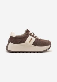 Renee - Brązowe Sneakersy na Platformie z Naturalnego Zamszu z Geometrycznym Wzorem i Napisem Latalissa. Okazja: na co dzień. Kolor: brązowy. Materiał: zamsz. Wzór: napisy, geometria. Obcas: na platformie #4