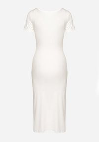 Born2be - Biała Dopasowana Sukienka z Marszczeniem i Dłuższym Tyłem Lilate. Kolor: biały. Materiał: wiskoza, dzianina. Sezon: lato. Typ sukienki: asymetryczne. Styl: elegancki #4