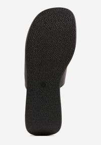 Renee - Czarne Klapki Japonki na Koturnie w Stylu Drewniaków Triaqueena. Kolor: czarny. Materiał: jeans, koronka. Wzór: aplikacja. Sezon: lato. Obcas: na koturnie #6