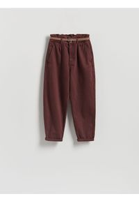 Reserved - Jeansy paperbag z paskiem - mahoniowy. Kolor: brązowy