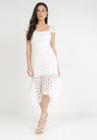 Born2be - Biała Sukienka Adene. Kolor: biały. Materiał: koronka. Długość rękawa: na ramiączkach. Wzór: ażurowy. Długość: midi