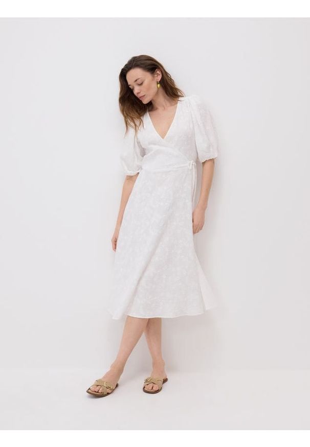 Reserved - Kopertowa sukienka midi z muślinu - złamana biel. Materiał: bawełna. Typ sukienki: kopertowe. Długość: midi