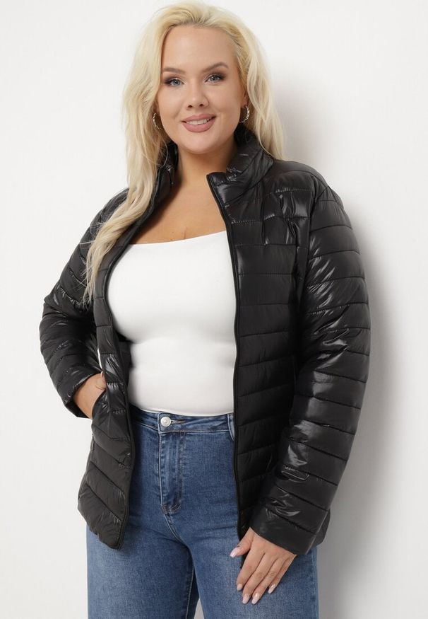 Born2be - Czarna Pikowana Kurtka z Kołnierzem i Kieszeniami Senias. Kolor: czarny. Wzór: aplikacja. Sezon: zima