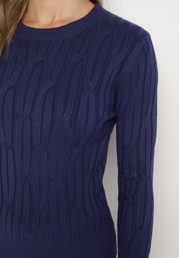Born2be - Granatowy Sweter z Wiskozą Ozdobiony Tłoczeniem Savinia. Okazja: na spotkanie biznesowe, na co dzień. Kolor: niebieski. Materiał: wiskoza. Wzór: aplikacja. Styl: biznesowy, casual, elegancki