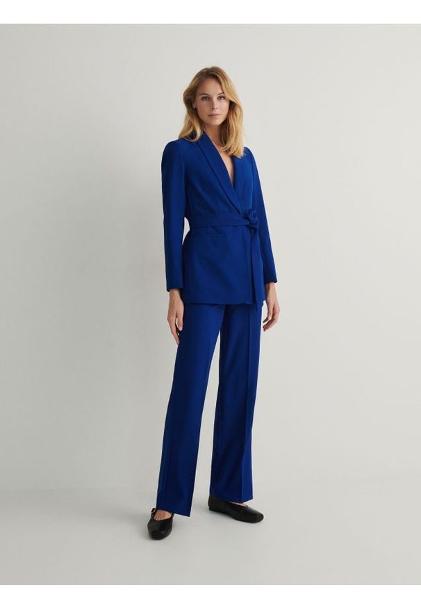 Reserved - Spodnie z kantem - niebieski. Kolor: niebieski. Materiał: tkanina. Wzór: gładki