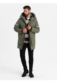 Ombre Clothing - Ocieplana długa kurtka męska z odblaskowymi elementami – oliwkowa V3 - Rozmiar: S. Typ kołnierza: kołnierzyk stójkowy, kaptur. Kolor: oliwkowy. Materiał: guma, syntetyk, poliester, materiał. Długość: długie. Wzór: aplikacja, nadruk #10