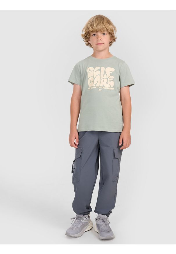 4f - 4F T-shirt regular z nadrukiem chłopięcy - oliwkowy 134 (8-9 lat). Okazja: na co dzień. Kolor: brązowy, oliwkowy, wielokolorowy. Wzór: nadruk. Sezon: lato. Styl: casual