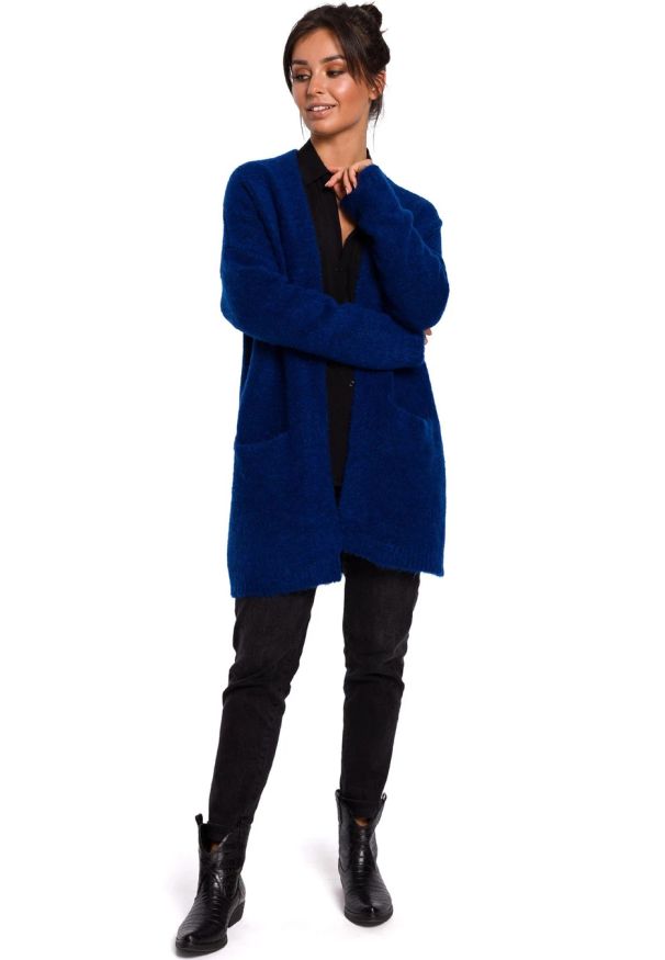 Sukienki.shop - Przytulny sweter kardigan narzutka z wełną granatowy. Okazja: na co dzień, do pracy. Kolor: niebieski. Materiał: wełna. Długość rękawa: długi rękaw. Długość: długie. Sezon: zima. Styl: casual, elegancki