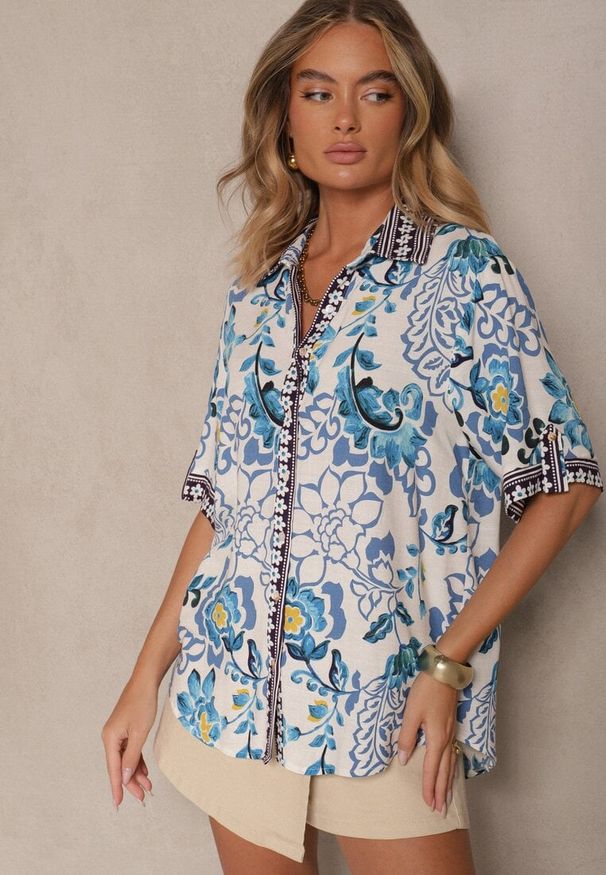 Renee - Niebieska Wiskozowa Koszula w Kwiaty Milandena. Okazja: na co dzień. Kolor: niebieski. Materiał: wiskoza. Długość rękawa: krótki rękaw. Długość: krótkie. Wzór: kwiaty. Sezon: lato. Styl: casual, elegancki