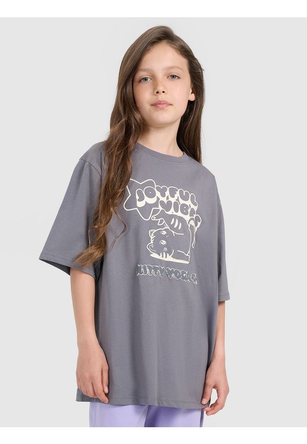 4f - 4F T-shirt oversize z nadrukiem dziewczęcy - szary 128 (7-8 lat). Okazja: na co dzień. Kolor: szary. Materiał: bawełna, jersey. Wzór: nadruk. Sezon: lato. Styl: klasyczny, sportowy, casual