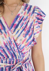 Born2be - Różowa Wiskozowa Midi Sukienka z Kopertowym Dekoltem i Gumką w Pasie Ozdobiona Falbankami Zianna. Typ kołnierza: kołnierz z falbankami. Kolor: różowy. Materiał: wiskoza. Wzór: aplikacja. Typ sukienki: kopertowe. Długość: midi #5