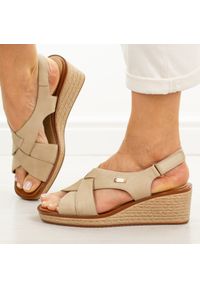 Beżowe skórzane sandały damskie na koturnie Sergio Leone Sk297s. Okazja: na co dzień, na spacer. Zapięcie: rzepy. Kolor: beżowy. Materiał: skóra. Sezon: wiosna, lato. Obcas: na koturnie. Styl: casual #1