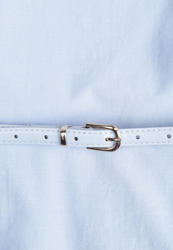 Renee - Niebieska Bawełniano-Wiskozowa Sukienka na Szerokich Ramiączkach z Wąskim Paskiem Alcassa. Typ kołnierza: dekolt kwadratowy. Kolor: niebieski. Materiał: wiskoza, bawełna. Długość rękawa: na ramiączkach. Typ sukienki: rozkloszowane, proste. Styl: elegancki