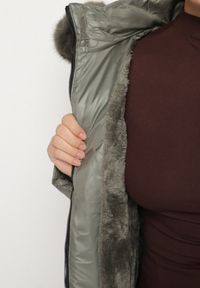 Born2be - Zielona Pikowana Kurtka z Kapturem z Futerkiem Azilma. Okazja: na co dzień, na spacer. Typ kołnierza: kaptur. Kolekcja: plus size. Kolor: zielony. Materiał: futro. Wzór: aplikacja. Styl: klasyczny, casual