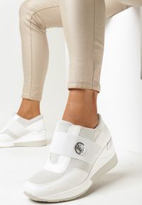 Born2be - Białe Sneakersy na Koturnie z Elastycznym Paskiem Orjie. Nosek buta: okrągły. Zapięcie: pasek. Kolor: biały. Sezon: wiosna, jesień. Obcas: na koturnie. Wysokość obcasa: średni #1