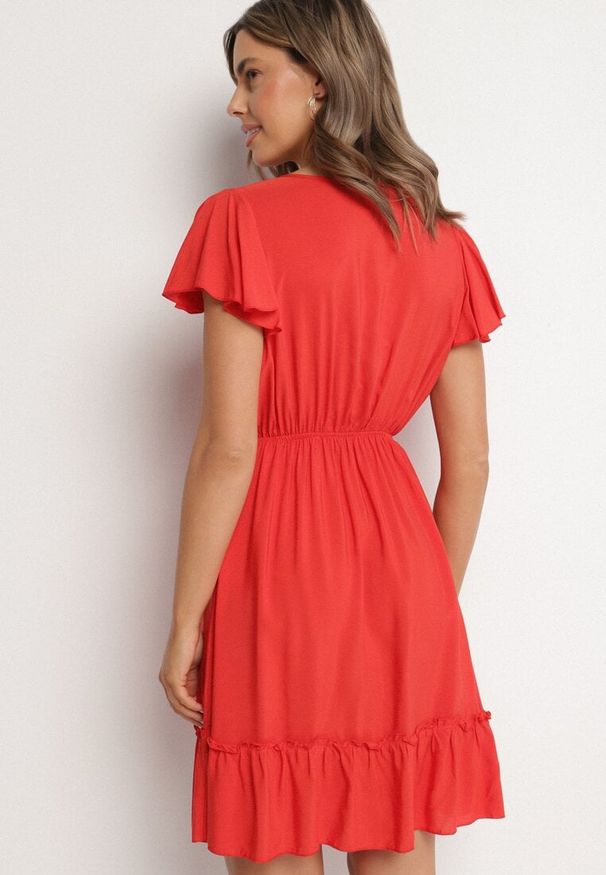 Born2be - Czerwona Rozkloszowana Bawełniana Sukienka z Guzikami i Falbanami Natinema. Okazja: na co dzień. Typ kołnierza: dekolt w serek. Kolor: czerwony. Materiał: bawełna. Sezon: lato. Styl: casual