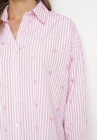 Born2be - Różowa Koszula Bawełniana w Paski z Haftowanymi Serduszkami Sanileni. Kolor: różowy. Materiał: bawełna. Wzór: paski, haft #8