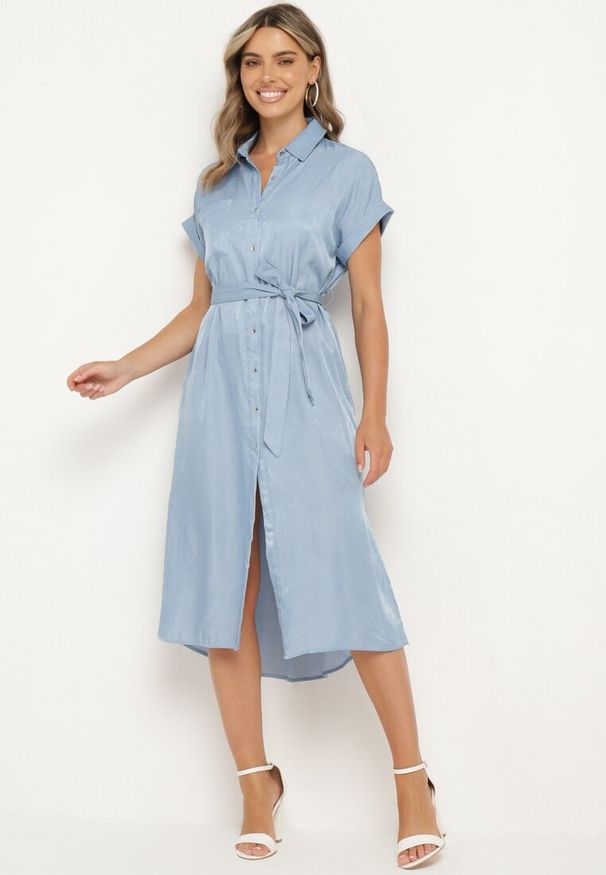 Born2be - Niebieska Sukienka Koszulowa Zapinana na Guziki z Rozcięciem Wiązana Materiałowym Paskiem Nestari. Typ kołnierza: dekolt w kształcie V. Kolor: niebieski. Materiał: materiał. Długość rękawa: krótki rękaw. Typ sukienki: koszulowe. Styl: elegancki