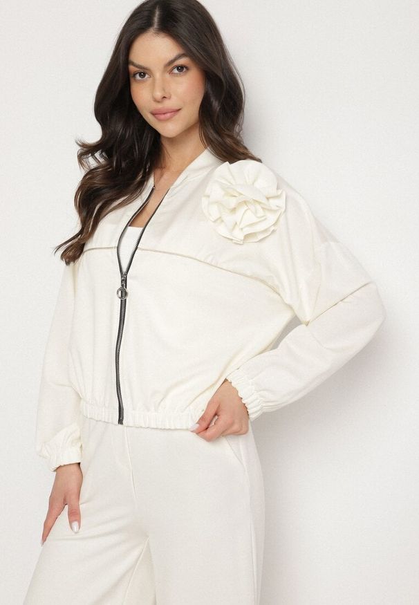 Born2be - Jasnobeżowy Komplet Dresowy z Wiskozą Szerokie Spodnie i Bluza ze Stójką i Broszką Redasena. Kolor: beżowy. Materiał: dresówka, wiskoza