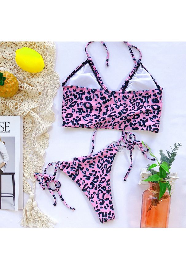 Intica - Bikini z usztywnianym topem i praktycznym dołem na plażę Pompilia. Kolor: fioletowy. Materiał: materiał