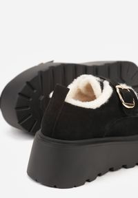 Renee - Czarne Śniegowce na Platformie z Paskiem ze Sprzączką i Futrem Unweda. Nosek buta: okrągły. Zapięcie: pasek. Kolor: czarny. Materiał: futro. Sezon: zima. Obcas: na platformie. Wysokość obcasa: średni #2