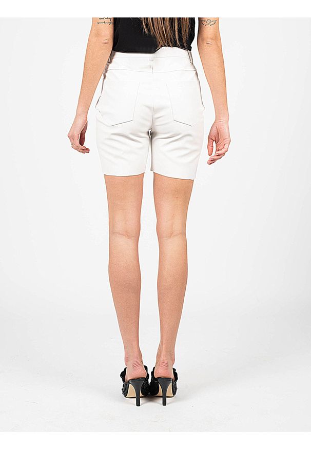 Pinko Szorty "Susan 14" | 1G15ZV 7105 | Susan 14 Short | Kobieta | Biały. Okazja: na co dzień. Stan: podwyższony. Kolor: biały. Materiał: skóra ekologiczna. Styl: casual