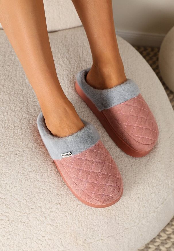 Renee - Ciemnoróżowe Kapcie Futrzane Vices z Wkładką ze Skóry Naturalnej na Niskiej Platformie Ellisen. Okazja: na co dzień. Kolor: różowy. Materiał: skóra, futro. Szerokość cholewki: normalna. Obcas: na platformie. Styl: casual