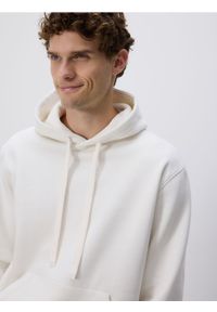 Reserved - Bluza regular z kapturem - złamana biel. Typ kołnierza: kaptur. Materiał: dzianina, bawełna #1