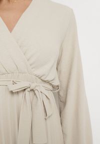 Born2be - Jasnobeżowa Sukienka Mesyre. Okazja: do pracy, na randkę. Typ kołnierza: dekolt w kształcie V. Kolor: beżowy. Materiał: materiał. Typ sukienki: plisowane, kopertowe. Długość: midi #7