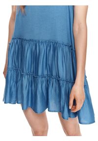 DRYWASH - Krótka sukienka z falbanami. Typ kołnierza: dekolt w serek. Kolor: niebieski. Materiał: len, tkanina. Długość rękawa: na ramiączkach. Sezon: lato. Styl: wakacyjny. Długość: mini #3